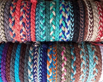 Bracciale in canapa intrecciato nei tuoi colori personalizzati. Braccialetti da spiaggia hippie surfer boho tie per uomo donna di tutte le età.