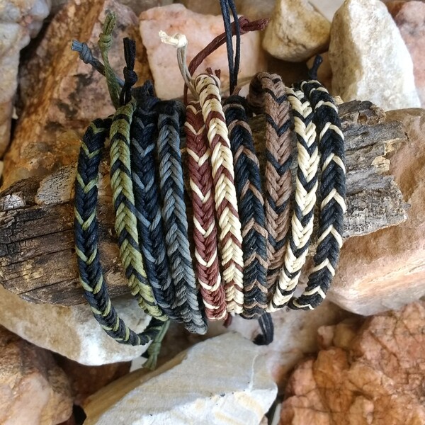 Bracelet de cheville à chevrons en queue de poisson et en chanvre tressé dans des couleurs neutres de la terre avec des chevrons, des bijoux de surfeur hippie 4 hommes femmes tous les âges