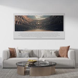 Könnte beinhalten: Ein rechteckiger Wandkunstdruck mit dem Titel Man in the Arena, der ein Panoramafoto des Inneren eines antiken Steinamphitheaters zeigt. Unter dem Bild ist der vollständige Text der Rede von Theodore Roosevelt in einer schwarzen Serifenschrift gedruckt.
