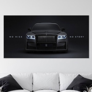 Pode incluir: Um carro de luxo Rolls-Royce preto visto de frente, com uma grade vertical proeminente, faróis iluminados e o emblema da Rolls-Royce. O texto NO RISK está à esquerda e NO STORY à direita contra um fundo escuro.