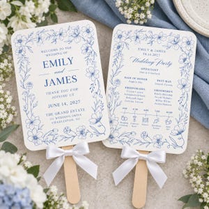 Puede incluir: Dos abanicos rectangulares para programas de boda con esquinas redondeadas, con bordes de flores azules sobre cartulina blanca. Cada abanico tiene un mango de madera y un lazo de cinta de satén blanco con texto impreso detallado.