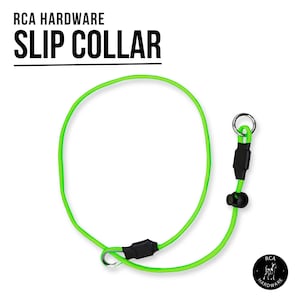 Könnte beinhalten: Ein neongrünes Zugstopphalsband mit dem Text RCA HARDWARE SLIP COLLAR. Das Halsband besteht aus einer Kordel mit schwarzen Kunststoffverbindern, einem schwarzen Schieberegler und zwei silberfarbenen Metallringen an den Enden zur Anpassung.