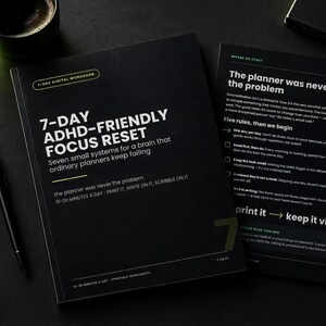 Könnte beinhalten: Ein schwarzes digitales Arbeitsbuch mit dem Titel 7-DAY ADHD-FRIENDLY FOCUS RESET mit weißem Text und einer passenden offenen Seite, die fünf Regeln für den täglichen Gebrauch enthält. Das Arbeitsbuch enthält Druckanweisungen und einen schwarzen Stift.
