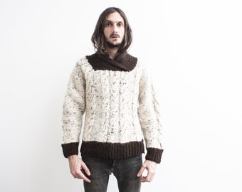 Suéter de pescador de los años 70 moteado. Cuello tipo chal de suéter irlandés acanalado resistente. Tejido bohemio grueso Aran rústico