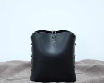 Black Bucket Bag - Handmade in France - Vegetable Tanned Leather