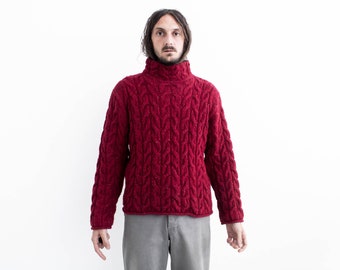 Pull irlandais à col roulé bordeaux des années 1970. Pull torsadé en maille marinière.