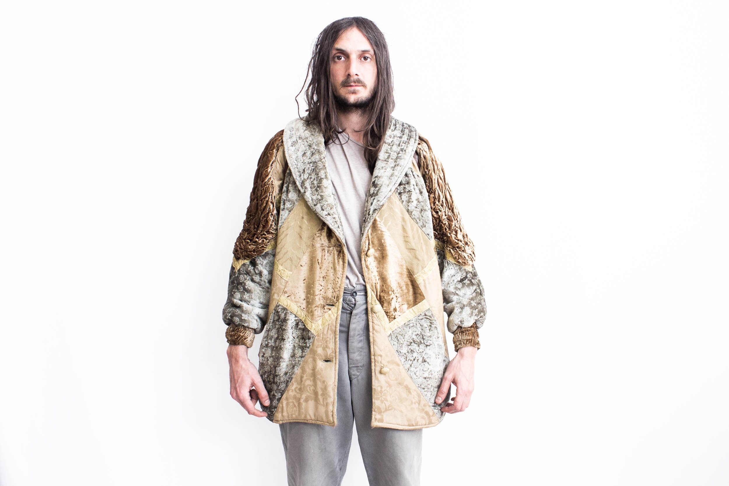 1980年代のパッチワークベルベットジャケット。ベロアローブバロック