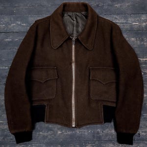Chaqueta bomber de lana estilo ciclista, años 70. Cazadora corta, estilo cuadrado, cintura acanalada, estilo vintage auténtico.