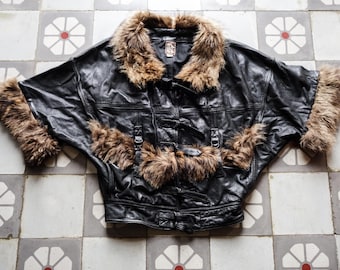 Lederjacke „Batwing“ aus den 1970er Jahren. RR Cannes, französischer Vintage-Stil. Asymmetrische Lederjacke.