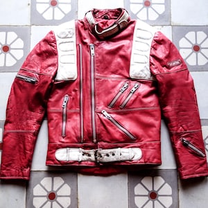 Blouson de course en cuir rouge Hein Gericke des années 80. Blouson moto café racer