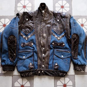 Veste en cuir en jean John F gee personnalisée punk cloutée. Veste en cuir avec patchwork grunge des années 1980, manches amovibles de cow-boy occidental