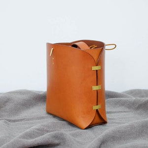 Small Bucket Bag Vegetable Tanned Leather Whisky Tan image 1