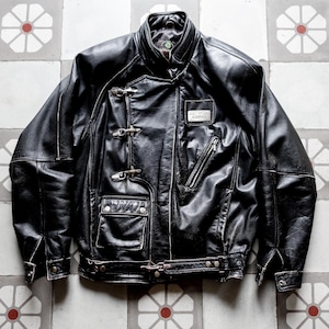 Veste en cuir de pompier asymétrique des années 1980. Punk moto True vintage