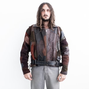 Veste en cuir de motard festonnée en écailles de poisson des années 1980. Veste en cuir patchwork Collage cropped.
