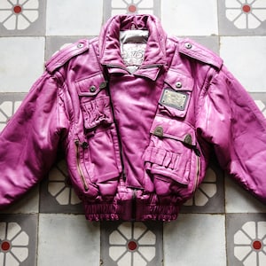 Veste en cuir violet BOXY UNCLE SAM courte des années 1990. Bomber vintage tactique Armani Prada