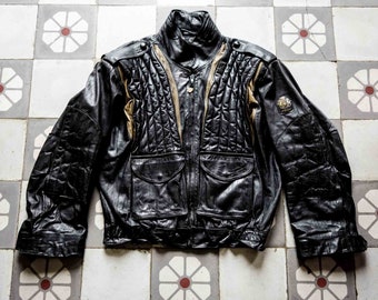 Bomber en cuir de créateur POLLINI des années 80 . Veste en cuir carrée fabriquée en Italie tactique