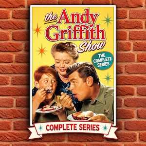 Op de afbeelding: Een rechthoekige dvd-boxsethoes voor The Andy Griffith Show The Complete Series met een gele achtergrond en rood-witte tekst. De afbeelding toont drie mensen die taart eten, met stervormige accenten en een rode bakstenen rand.