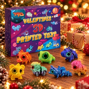 Może przedstawiać: Fioletowe pudełko z napisem Valentines 3D Printed Toys z 24 kartami, zawierające różne małe, kolorowe figurki zwierząt wydrukowane w 3D z dużymi oczami w kolorze żółtym, pomarańczowym, zielonym, niebieskim i różowym na drewnianej powierzchni.