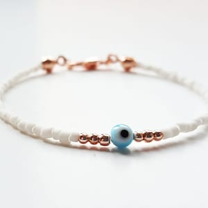 Bracelet de perles blanches, bijoux minimalistes, petit bracelet, bracelet mauvais œil en or rose, cadeau d&#39;anniversaire du meilleur ami, mauvais œil turc