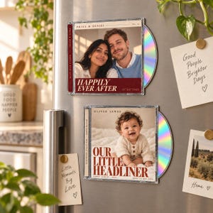 Puede incluir: Dos imanes cuadrados con forma de caja de CD y portadas fotográficas personalizadas. El imán superior muestra a una pareja con el texto "Priya & Daniel" y "Happily Ever After". El inferior muestra a un bebé con "Oliver James" y "Our Little Headliner".