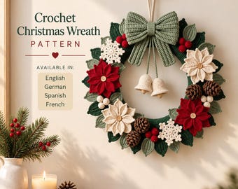 以下が含まれることがあります： Crochet Christmas Wreath PATTERN AVAILABLE IN: English German Spanish French というテキストが書かれたクリスマスリースの編み図。リースは緑の葉、赤と白のポインセチア、白い雪の結晶、松ぼっくり、赤い実、そして2つの小さなベルが下がった大きなセージグリーンのリボンで装飾されています。