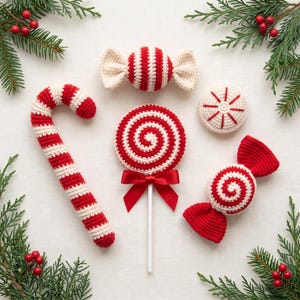 Peut inclure: Une collection de décorations de bonbons de Noël au crochet comprenant une canne en sucre rayée rouge et blanche, une sucette ronde avec un nœud en satin rouge, un bonbon emballé, une pastille à la menthe et un bonbon torsadé rouge et blanc.