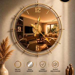 Op de afbeelding: Een ronde wandklok met een gouden metalen frame en een spiegelende wijzerplaat. De klok heeft gouden wijzers en grote gouden cijfers op de posities 12, 3, 6 en 9. Een label geeft een diameter van 51 cm aan en iconen benadrukken de kenmerken.