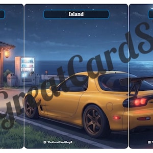 Può includere: Una carta collezionabile che mostra un'auto sportiva gialla parcheggiata su una strada costiera di notte. La scena include una fermata dell'autobus tradizionale con lanterne illuminate e un distributore automatico. La parola Island è stampata in alto.