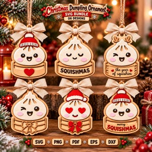 Peut inclure: Six décorations de Noël en bois en forme de raviolis avec des expressions variées et des accessoires comme des bonnets rouges, des nœuds et des cœurs. Chaque décoration est surmontée d'un nœud en tissu beige et porte le texte SQUISHMAS ou merry SQUISHMAS.