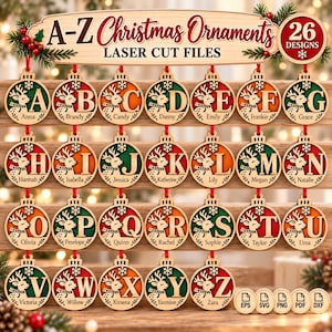 Puede incluir: Una colección de 26 adornos navideños circulares de madera con renos, copos de nieve y letras de la A a la Z cortados con láser. Cada adorno muestra un nombre único y alterna entre fondos rojos, verdes y naranjas con cintas rojas.