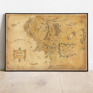 Pode incluir: Um mapa retangular da Terra Média impresso em papel pergaminho envelhecido de cor bege com uma moldura preta. O mapa apresenta ilustrações detalhadas de cadeias de montanhas, florestas e costas, com o texto Middle Earth num cartucho.