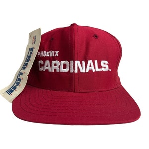 Puede incluir: Gorra de béisbol roja con un logotipo blanco "PHOENIX CARDINALS" bordado en la parte delantera. La gorra tiene una etiqueta Pro Line.