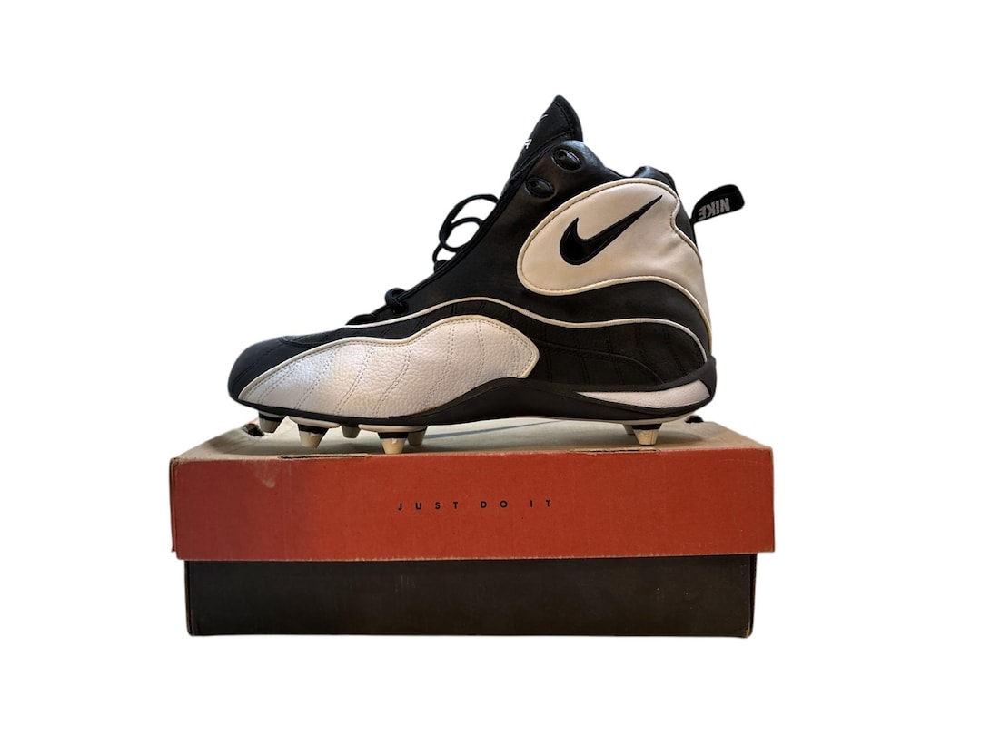 Vintage Nike Air Zoom Barracuda Football Cleats Size 13.5 NWT Deadstock 2003 Vintage Nike Football Cleats In Men main image 3