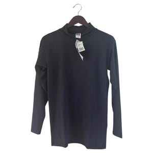 Può includere: Maglia nera a maniche lunghe con collo alto, appesa a una gruccia di legno. Un'etichetta del prezzo è attaccata. La maglia è realizzata in un tessuto liscio e tinta unita. Un capo classico e versatile.