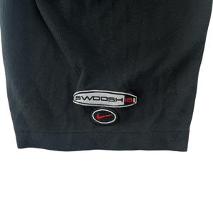 K&ouml;nnte beinhalten: Schwarzes Sport-Shirt mit einem wei&szlig;en und roten "SWOOSH18"-Logo unten rechts.