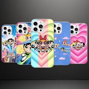 Puede incluir: Cinco fundas para smartphone con los personajes de Las Supernenas. Los diseños incluyen al trío volando sobre Townsville, poses de acción con puños brillantes, los personajes centrados en un fondo de corazón arcoíris, volando entre nubes y un patrón de corazones rosas.