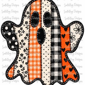Puede incluir: Un gr&aacute;fico con forma de fantasma que presenta paneles verticales de patchwork en naranja, negro y blanco. Los patrones incluyen cuadros vichy naranjas, cuadros escoceses en blanco y negro, lunares negros, flores peque&ntilde;as y corazones negros.