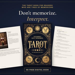 Op de afbeelding: Een digitaal tarotboek van 98 pagina's met een donkerblauwe kaft, gouden hemelse illustraties en de tekst 'Interpret, Don't Memorize. Tarot. No Card Means One Thing.' Twee open pagina's tonen een kaart van de Koningin van Staven en een lijst.