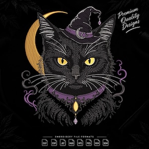 Puede incluir: Un diseño de bordado que muestra un gato negro con ojos amarillos que lleva un sombrero de bruja morado y un collar morado a juego con una gema central. Una luna creciente dorada se sitúa detrás del gato, rodeada de remolinos morados y el texto Premium Quality Designs.