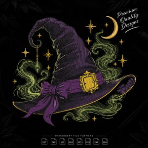 Puede incluir: Un diseño bordado de un sombrero de bruja morado con una hebilla dorada, un lazo y un dije de cristal colgante. El sombrero está rodeado de humo verde, estrellas doradas y una luna creciente. El texto dice Premium Quality Designs.