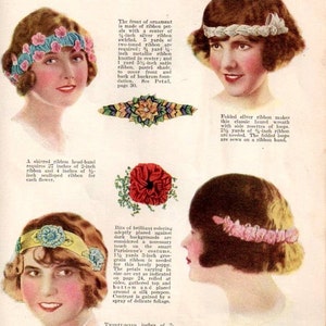 Puede incluir: Una ilustración vintage de un libro de arte de cintas que muestra diferentes formas de usar cintas para adornar el cabello. La ilustración presenta a tres mujeres con diferentes peinados, cada una con una diadema de cinta. El texto "Beauty's Brow is Ribbon Wreathed" está en la parte superior de la página.