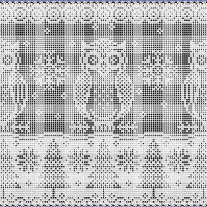 以下が含まれることがあります： 3 羽のフクロウ、雪の結晶、クリスマスツリーを特徴とする白と黒の模様の織物。 デザインは対称的で、フクロウが中央に配置され、木と雪の結晶が下端に沿っています。 ボーダーには繰り返しのパターンがあります。