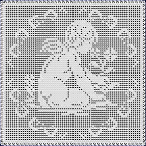 Pode incluir: Uma toalha de mesa quadrada de crochê branca com um design detalhado de um anjo. O anjo é retratado com asas e é cercado por padrões decorativos. A toalha de mesa tem uma borda azul.