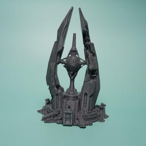 K&ouml;nnte beinhalten: Eine graue 3D-gedruckte Skulptur mit einer zentralen, rissigen Kugel, die in einem komplexen mechanischen Rahmen h&auml;ngt. Die Struktur umfasst zwei hohe, spitze vertikale S&auml;ulen, die den Kern flankieren, auf einer detaillierten Basis.