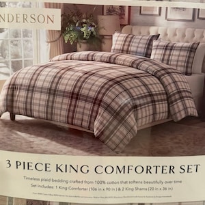 Pode incluir: Um conjunto de edredão king de 3 peças da Sanderson com um padrão de xadrez castanho, bege e branco. O conjunto inclui um edredão king de 269 cm por 229 cm e duas fronhas king de 51 cm por 91 cm, feito de 100% algodão.
