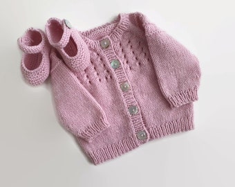 Newborn baby knitted set, girl 0 to 3 months, handmade pink cardigan and booties, outfit sweater and Mary Jane shoes, baby shower present