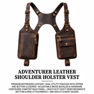 Peut inclure: Un gilet holster d'épaule en cuir vieilli marron avec deux poches utilitaires à fermeture éclair et bouton, boucles en laiton réglables, rivets de renfort et anneaux en D. Le texte indique : ADVENTURER LEATHER SHOULDER HOLSTER VEST.
