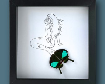 Pode incluir: Uma impressão emoldurada preta com um desenho de linha de uma sereia e uma borboleta verde e preta.