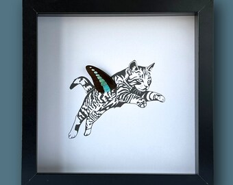Pode incluir: Uma ilustração em preto e branco de um gato com asas de borboleta, emoldurada em uma moldura preta.