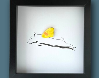 Pode incluir: Uma imagem emoldurada em preto com fundo branco. Um desenho em preto e branco de um porco voando com uma asa de borboleta amarela.